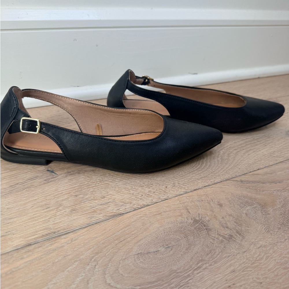 Old Navy Black Women's Flats with Gold Buckle